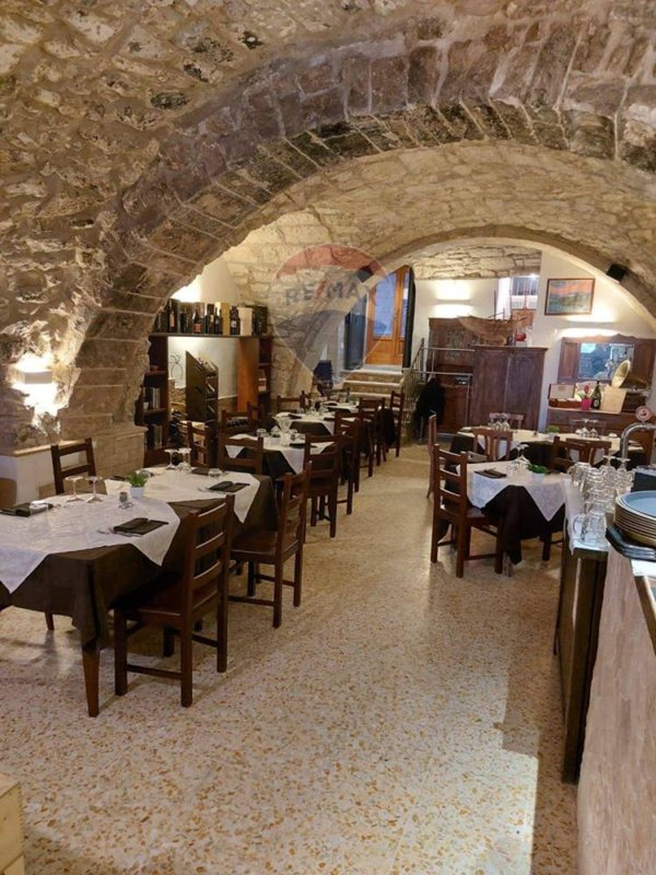 locale commerciale in vendita a Vieste