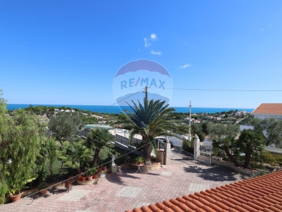 casa indipendente in vendita a Vieste
