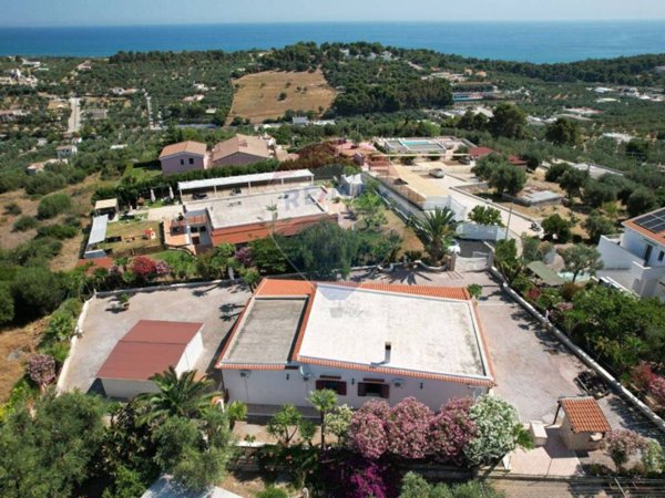 casa indipendente in vendita a Vieste