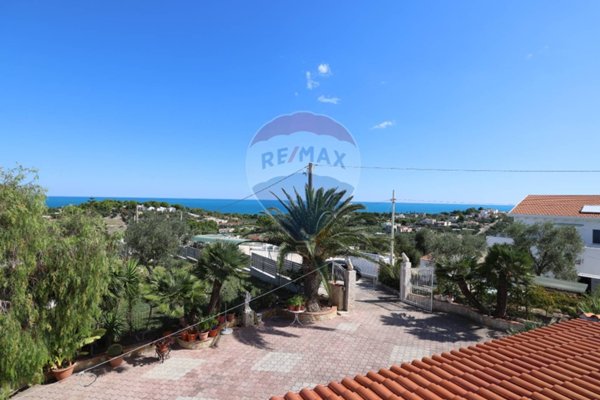 casa indipendente in vendita a Vieste
