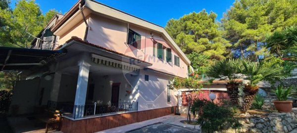 casa indipendente in vendita a Vieste
