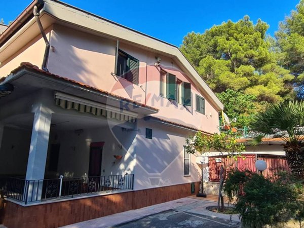 casa indipendente in vendita a Vieste