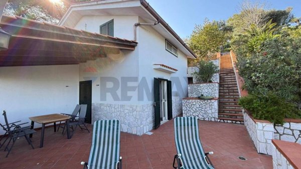 casa indipendente in vendita a Vieste