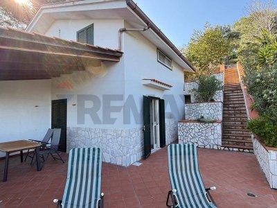 casa indipendente in vendita a Vieste