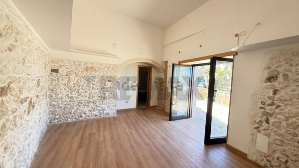 locale commerciale in vendita a Vieste