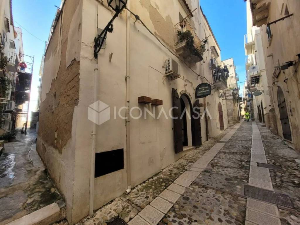 locale commerciale in vendita a Vieste