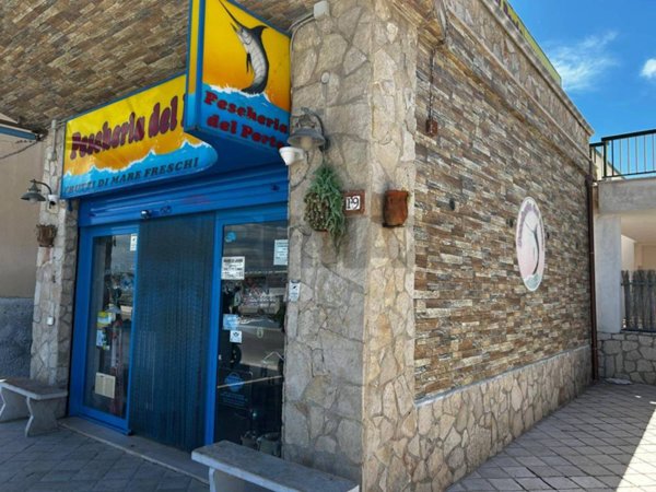 locale commerciale in vendita a Vieste