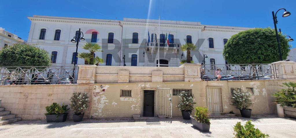 locale commerciale in vendita a Vieste