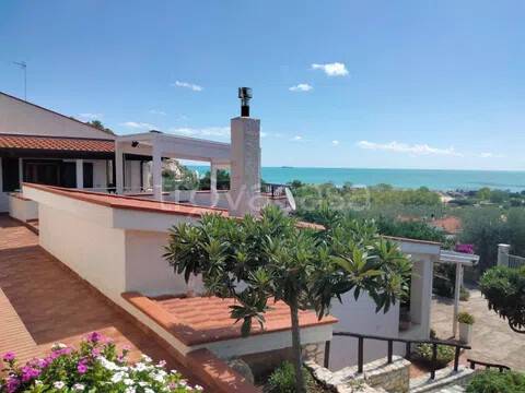 casa indipendente in vendita a Vieste