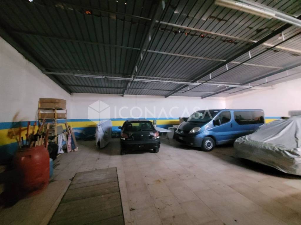 locale commerciale in vendita a Vieste