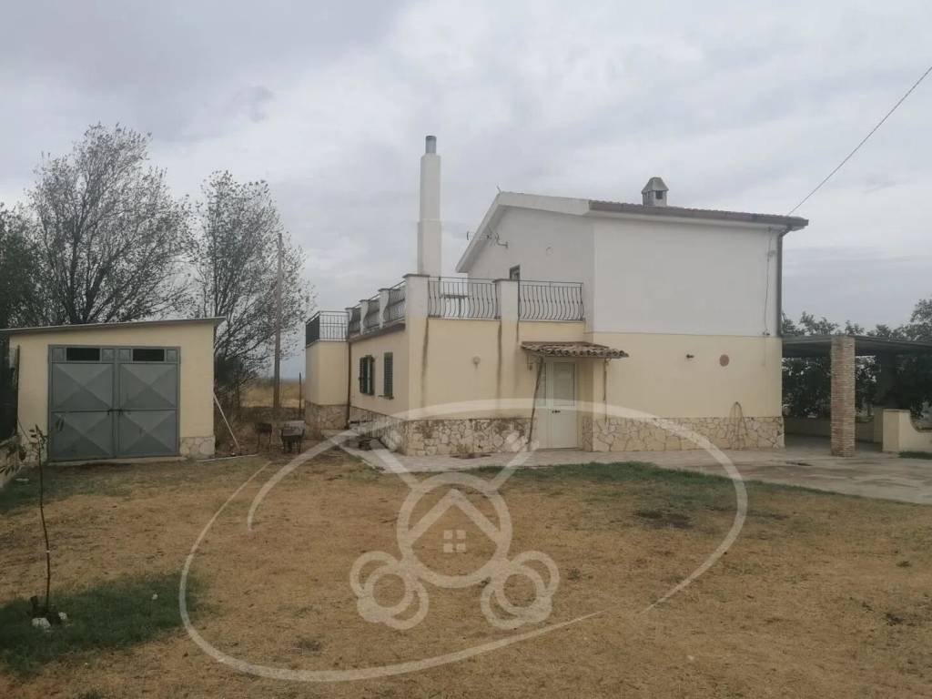 casa indipendente in vendita ad Ordona