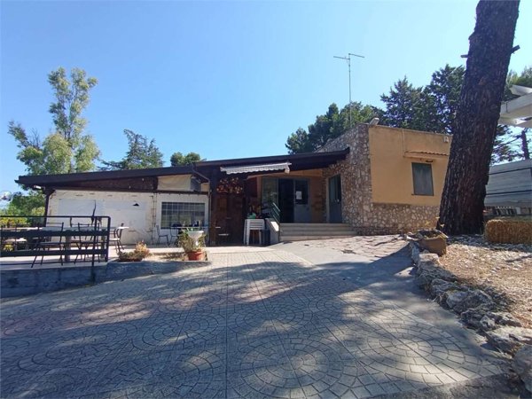 casa indipendente in vendita ad Acquaviva delle Fonti in zona Salentino