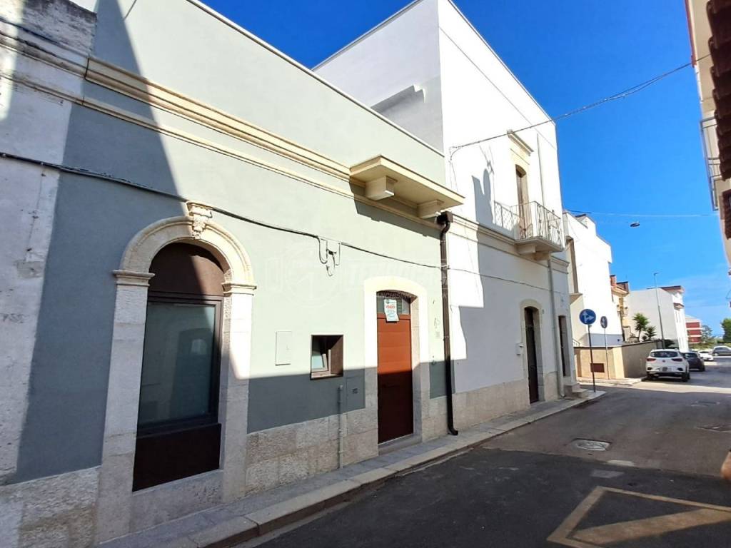 casa indipendente in vendita ad Adelfia in zona Canneto