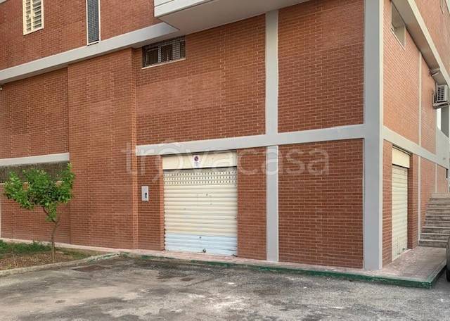 locale commerciale in vendita ad Adelfia