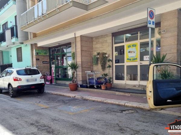 negozio in vendita ad Adelfia