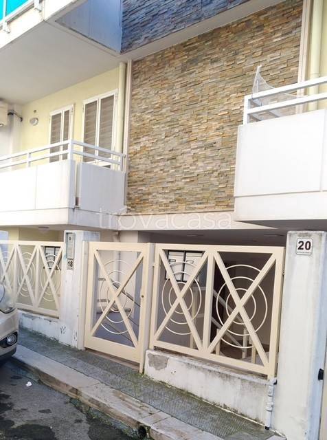 locale commerciale in vendita ad Adelfia