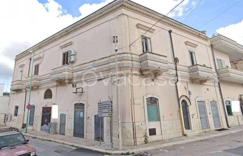 negozio in vendita ad Adelfia in zona Canneto