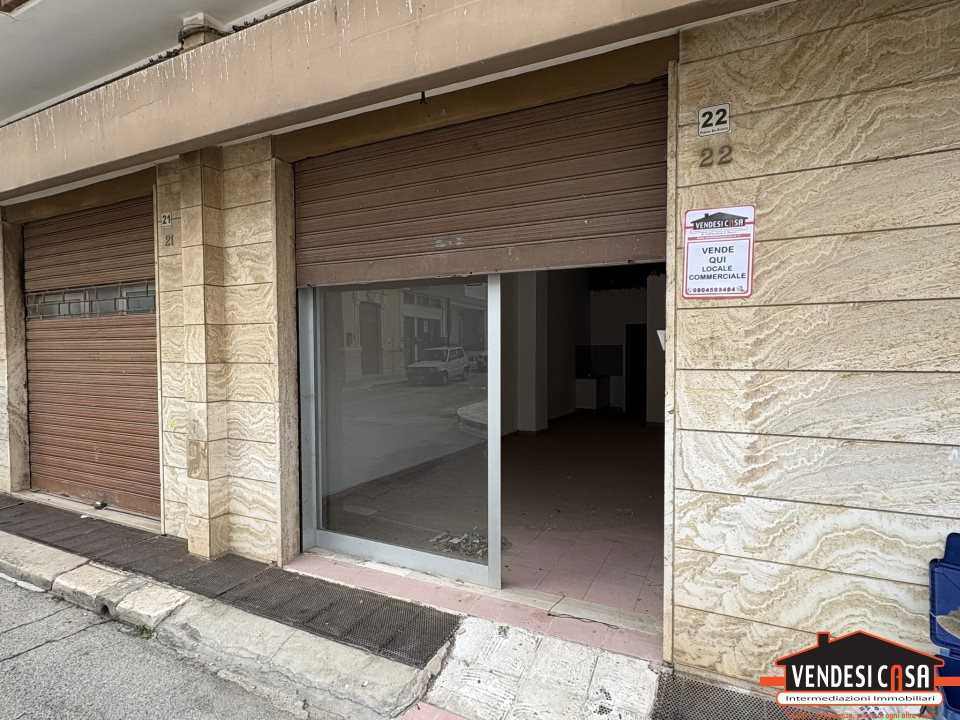 locale commerciale in vendita ad Adelfia