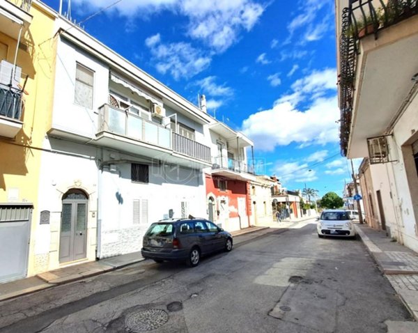 casa indipendente in vendita ad Adelfia in zona Canneto