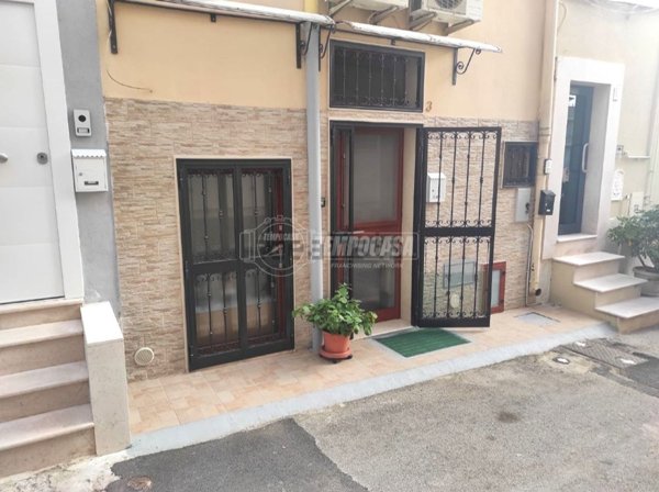 casa indipendente in vendita ad Adelfia in zona Canneto