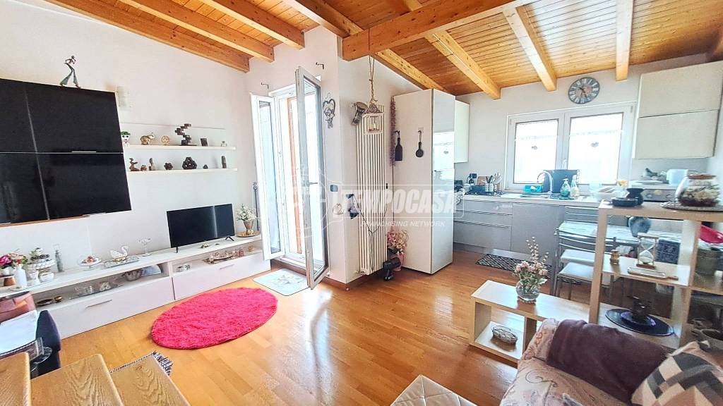 casa indipendente in vendita ad Adelfia in zona Canneto