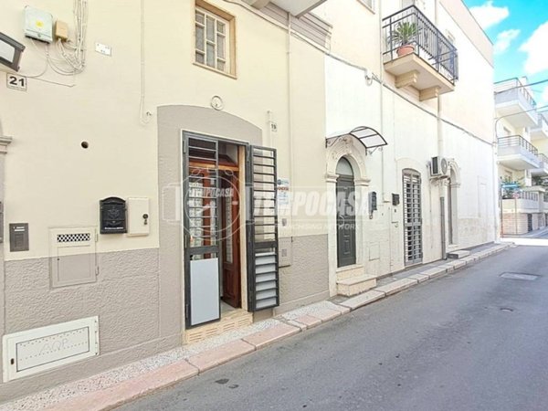 casa indipendente in vendita ad Adelfia in zona Canneto
