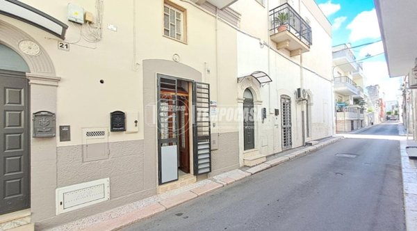 casa indipendente in vendita ad Adelfia in zona Canneto