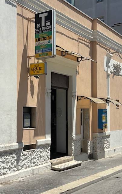 negozio in vendita ad Adelfia