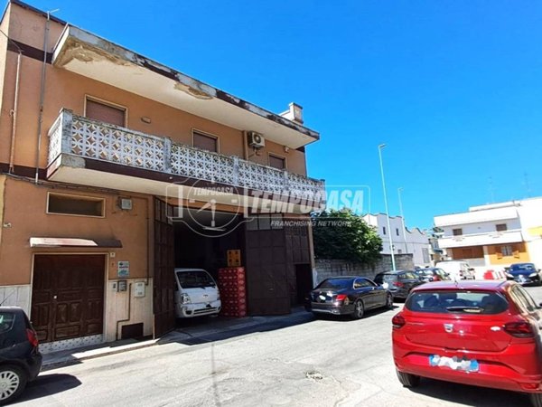 casa indipendente in vendita ad Adelfia in zona Canneto