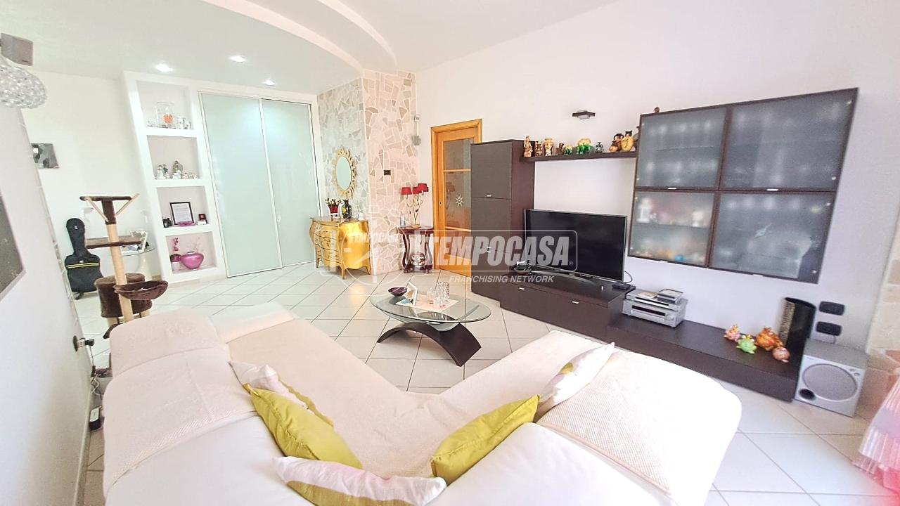 appartamento in vendita ad Adelfia in zona Canneto