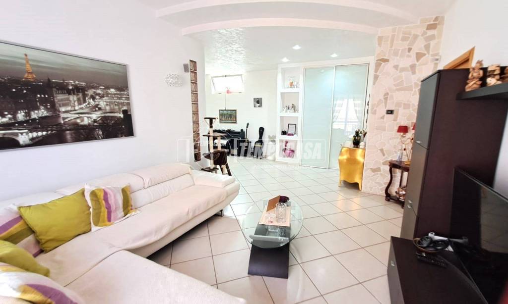 appartamento in vendita ad Adelfia in zona Canneto