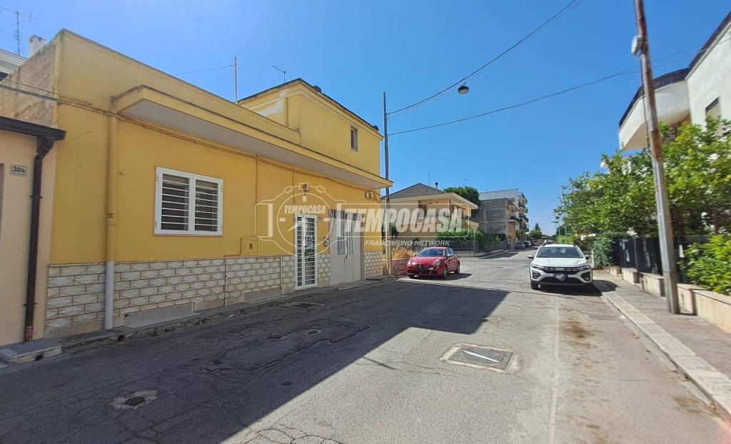 casa indipendente in vendita ad Adelfia in zona Canneto