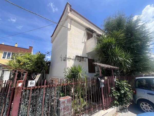 casa indipendente in vendita ad Adelfia in zona Canneto