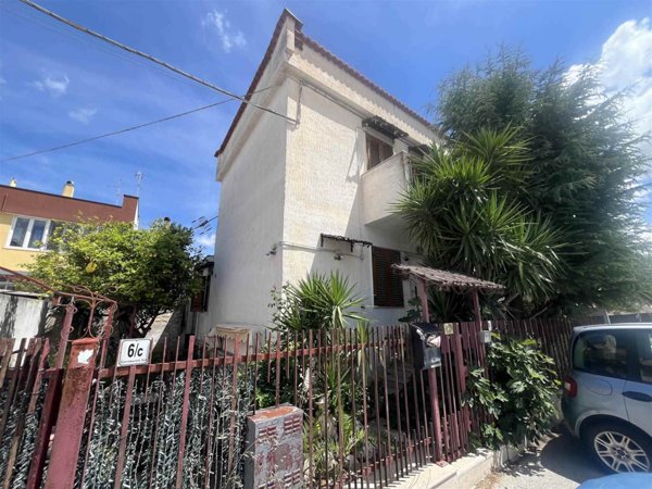 casa indipendente in vendita ad Adelfia in zona Canneto
