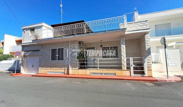 casa indipendente in vendita ad Adelfia in zona Canneto