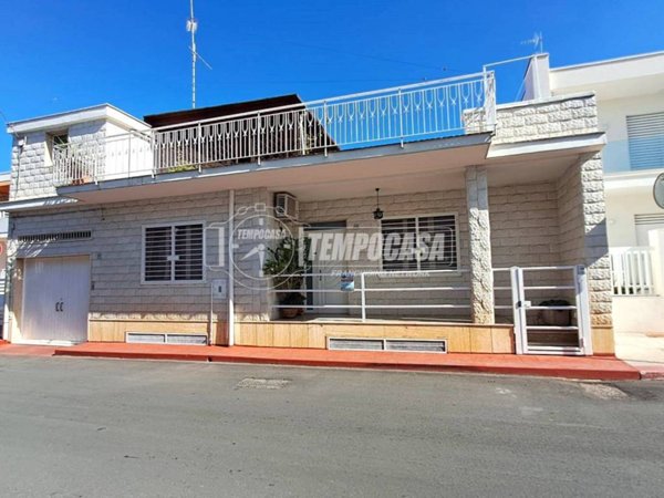 casa indipendente in vendita ad Adelfia in zona Canneto