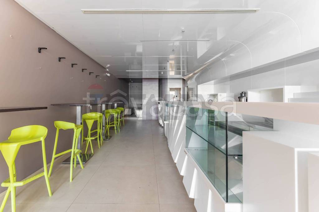 negozio in vendita ad Adelfia