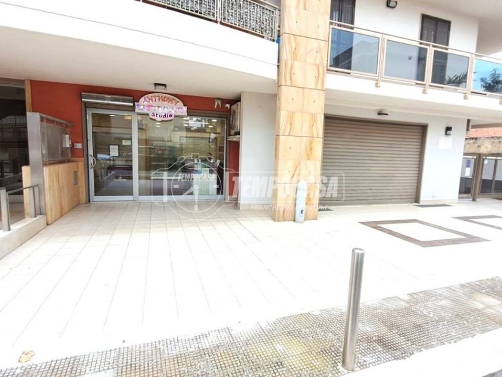 negozio in vendita ad Adelfia in zona Canneto
