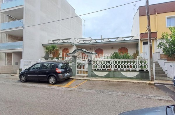 casa indipendente in vendita ad Adelfia in zona Canneto