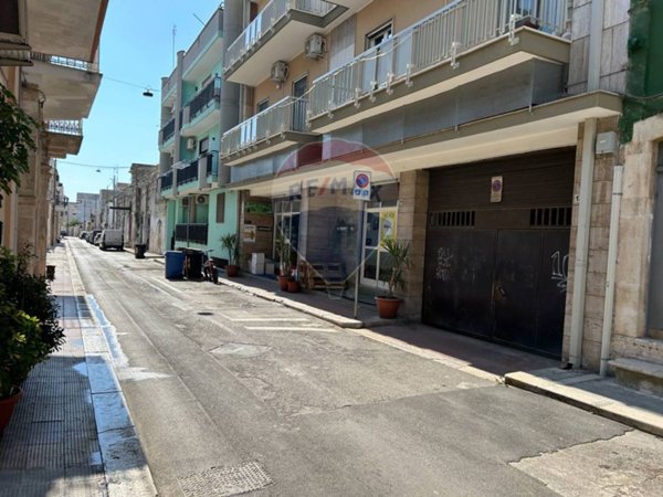 negozio in vendita ad Adelfia