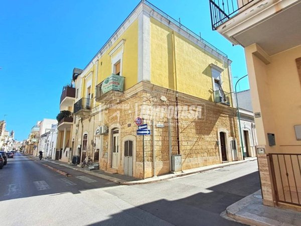casa indipendente in vendita ad Adelfia in zona Canneto