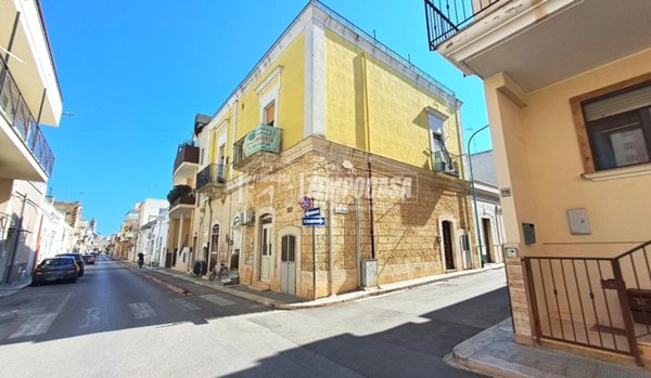 casa indipendente in vendita ad Adelfia in zona Canneto