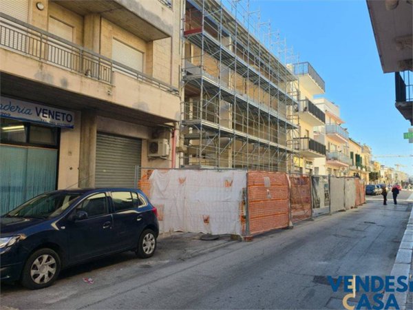 negozio in vendita ad Adelfia in zona Canneto