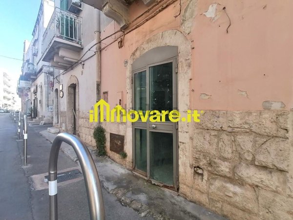 locale commerciale in vendita ad Adelfia