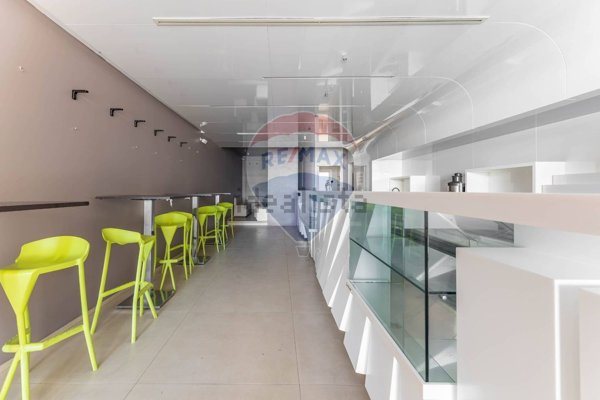 locale commerciale in vendita ad Adelfia