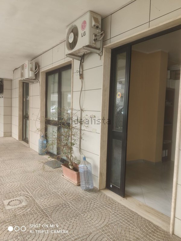 locale commerciale in vendita ad Adelfia
