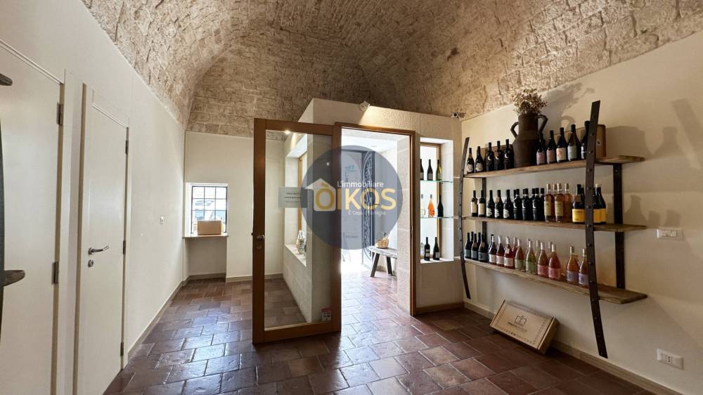 locale commerciale in vendita ad Adelfia