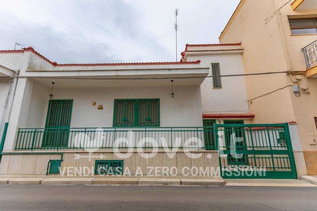 casa indipendente in vendita ad Adelfia in zona Canneto