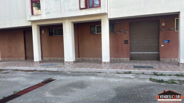 locale commerciale in vendita ad Adelfia in zona Canneto