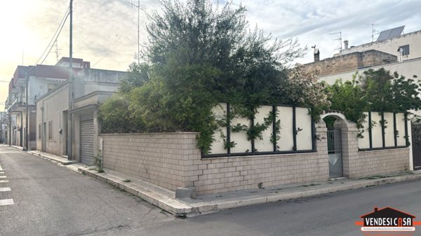 casa indipendente in vendita ad Adelfia in zona Canneto